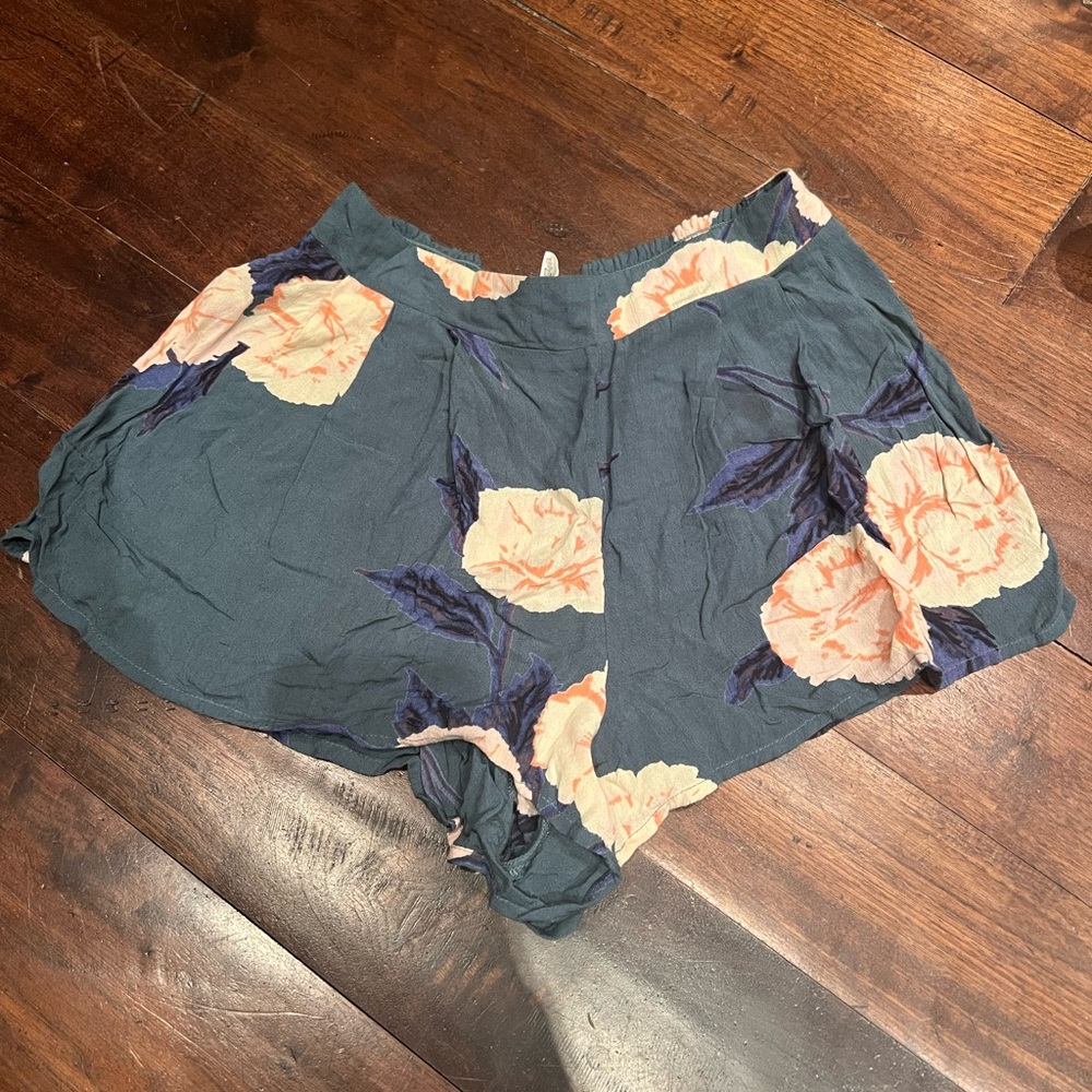 Billabong beachy floral shorts. Size small.